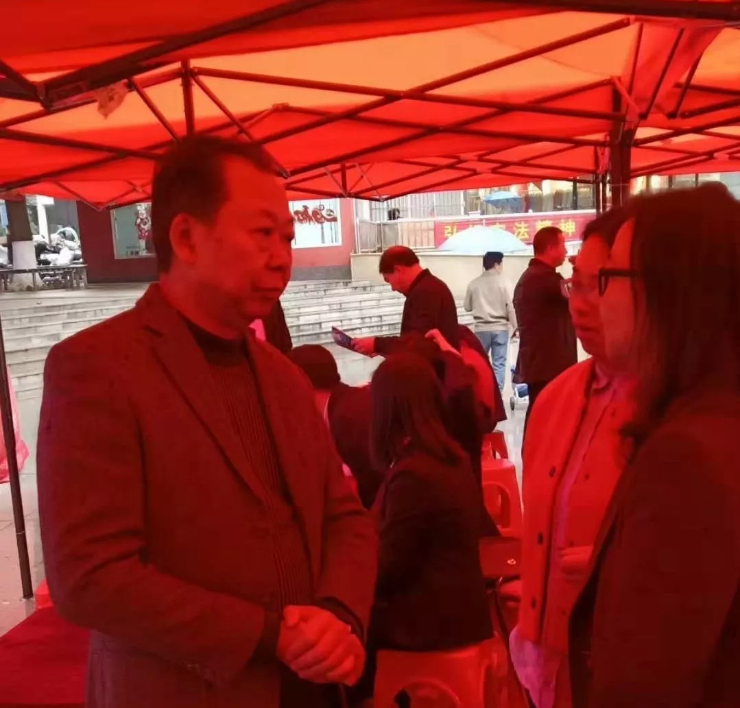 宪法进市中心广场——贤和律师郑平、郭平等四名律师参加宪法宣传活动3.webp.jpg