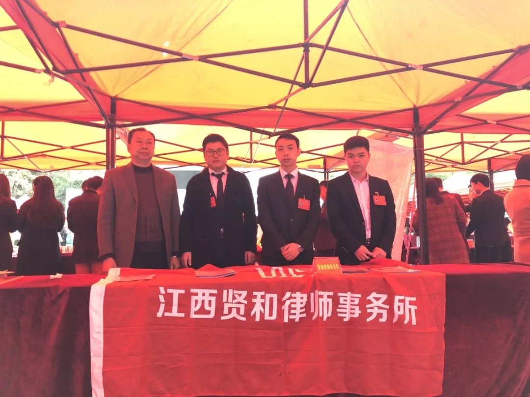 宪法进市中心广场——贤和律师郑平、郭平等四名律师参加宪法宣传活动2.webp.jpg